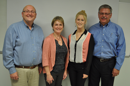 De gauche � droite�: le pr�sident Paul Emile LeBlanc et les pr�sentateurs, Dianne Blinn, Brianne LeBlanc et Ronald Robichaud. (Photo�: Richard Landry)