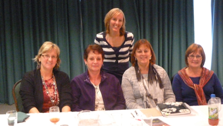 Le nouveau bureau de direction de l'�quipe d'alphab�tisation - Nouvelle-�cosse. Devant (de gauche � droite)�: Micheline G�linas, tr�sori�re, Jean d'Entremont, pr�sidente, Suzanne Saulnier, secr�taire, Anne LeBlanc, vice-pr�sidente. Derri�re : Ghislaine d'Eon, directrice g�n�rale de l'�quipe d'alphab�tisation - Nouvelle-�cosse.
Photo : Norbert LeBlanc