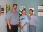 Photo - Liz Moore, superviseure de programmes, services municipaux, responsable des dossiers francophones, a remis un ch�que de 24 000 $ pour le projet �Les enfants, ca compte!� � Peter Hominuk directeur g�n�ral � La Cl� et  Jo�lle Roy chef d��quipe � CFRH. � Tous droits r�serv�s