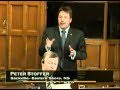  - Le Parti conservateur du Canada ne m�nage pr�sentement pas les efforts afin de rappeler aux �lecteurs de 14 circonscriptions canadiennes (huit repr�sent�es par des lib�raux et six par des n�o-d�mocrates) que leur d�put� a chang� d�avis dans le dossier de l�abolition du registre des armes d��paule. Ainsi, lorsque Peter Stoffer, un d�put� n�o-d�mocrate de la Nouvelle-�cosse, a annonc� le 20 septembre qu�il changeait son fusil d��paule deux jours avant la tenue d�un vote � la Chambre des communes sur une proposition visant � laisser tomber l��tude du projet de loi C-391, les conservateurs ont mis peu de temps � diffuser cette vid�o de M. Stoffer (en anglais seulement). Il s�agit de l�une de ses interventions � la Chambre des communes l�an dernier dans laquelle il d�clare s��tre toujours oppos� au projet de loi 68 (qui avait mis en place le registre des armes � feu) et que si quelqu�un pr�sentait un projet de loi visant � abolir le registre des armes d��paule, comme c��tait le cas du projet de loi C-391, il voterait pour.  - Cliquez pour plus de d�tails