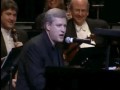  - Le premier ministre Stephen Harper se pointe � un gala tenu au Centre national des Arts, le 3 octobre dernier, et surprend tout le monde en y interpr�tant la chanson With a Little Help from my Friends, des Beatles.  - Cliquez pour plus de d�tails